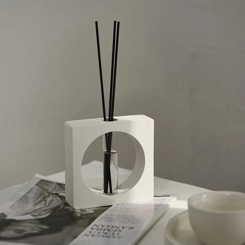 Stilren aromadiffusor med doftpinnar – modern heminredning