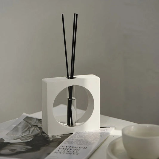 Stilren aromadiffusor med doftpinnar – modern heminredning