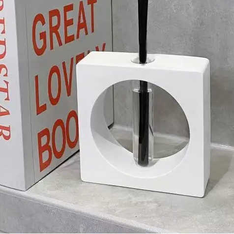 Stilren aromadiffusor med doftpinnar – modern heminredning