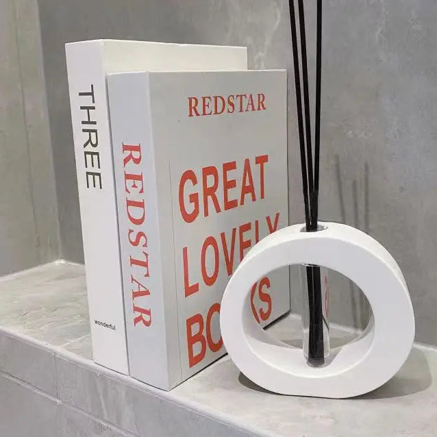 Stilren aromadiffusor med doftpinnar – modern heminredning