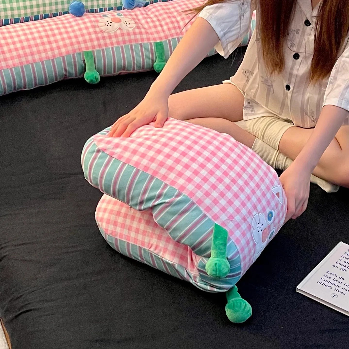 Lång kroppskudde / Body pillow med gulligt mönster