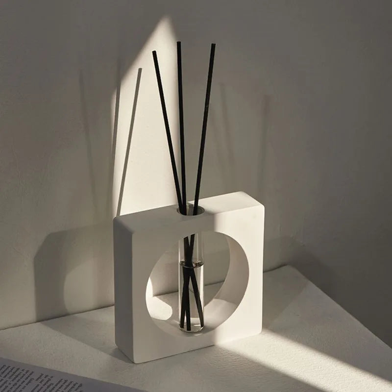 Stilren aromadiffusor med doftpinnar – modern heminredning